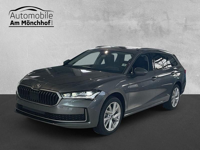 Neu Skoda Superb Selection 150 PS (110 kW) 2026 Grau Kombi