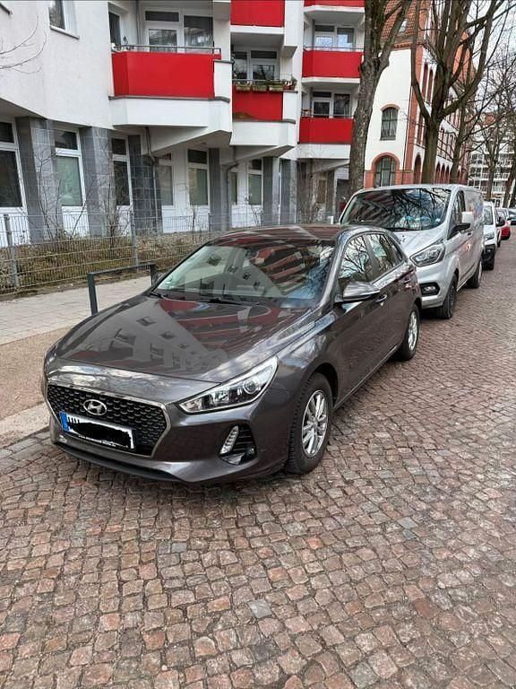 Gebraucht Hyundai i30 Select 110 PS (80 kW) 2018 Braun Limousine