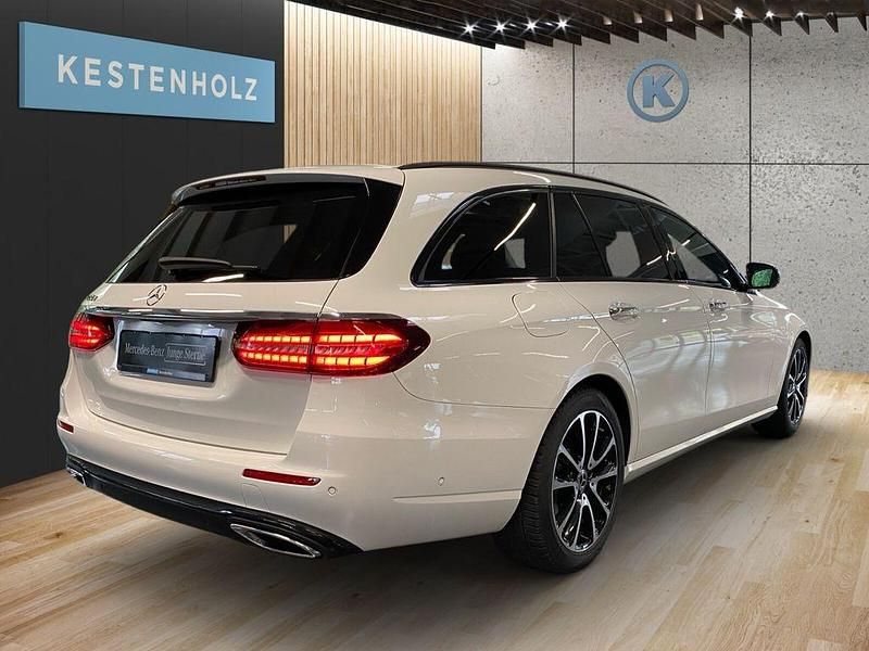 Gebraucht Mercedes E220 Avantgarde 200 PS (147 kW) 2024 Weiß Limousine