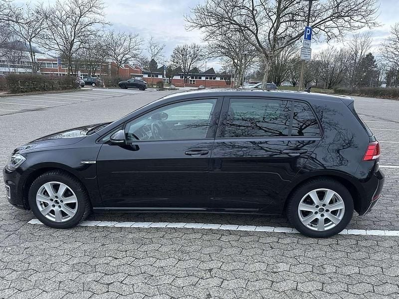 Gebraucht VW e-Golf 100 kW (136 PS) 2020 Schwarz Kleinwagen