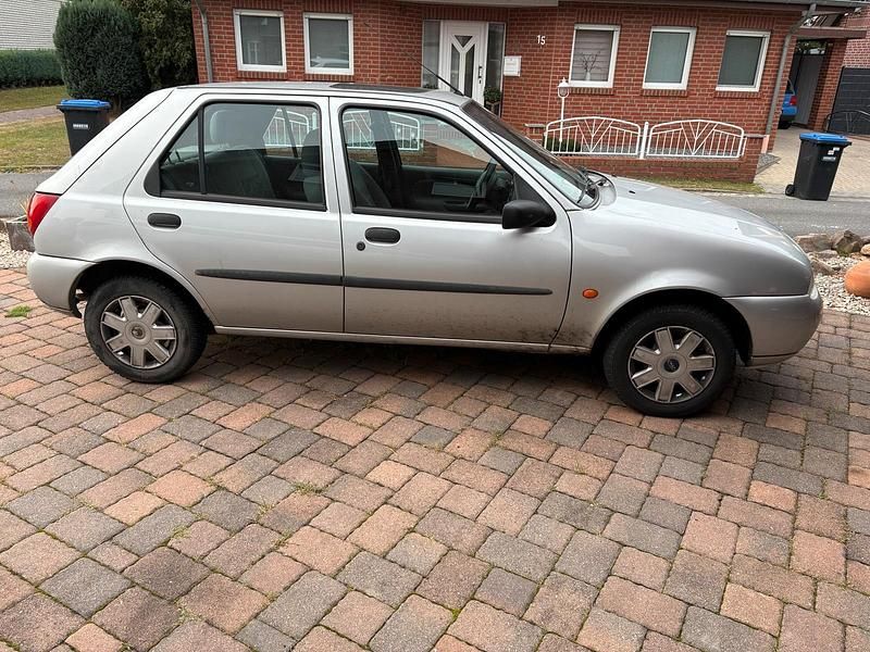 Gebraucht Ford Fiesta 60 PS (44 kW) 1999 Silber Kleinwagen