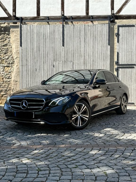 Schwarz Gebraucht 2019 Mercedes E220 Limousine | 25.600 € (Guter Preis) - Bild 1/2