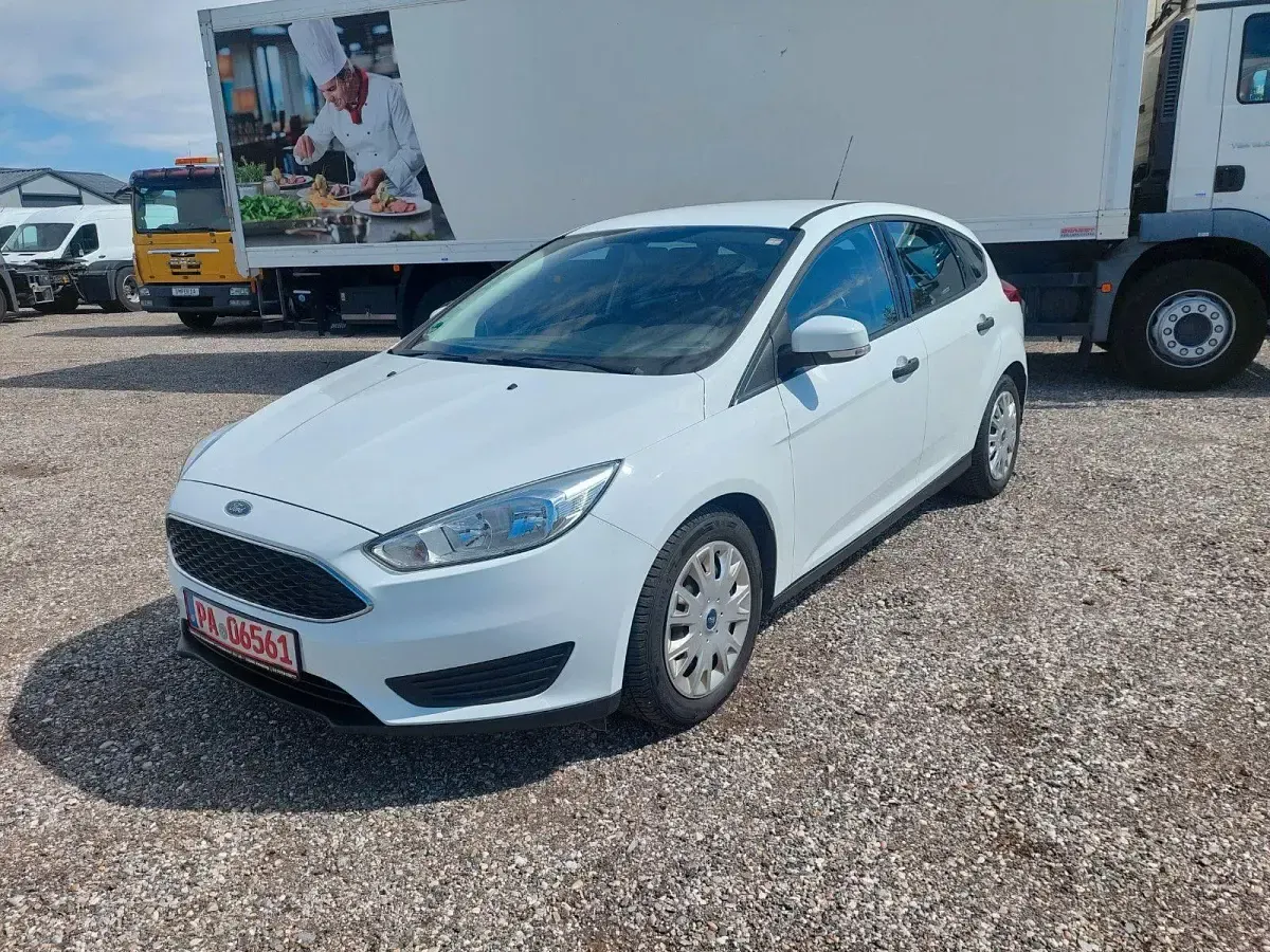 Gebraucht Ford Focus 101 PS (74 kW) 2015 Weiß Limousine