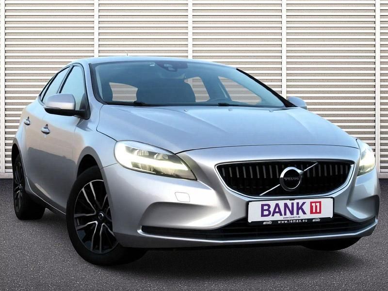 Gebraucht Volvo V40 Momentum 120 PS (88 kW) 2019 Silber Limousine