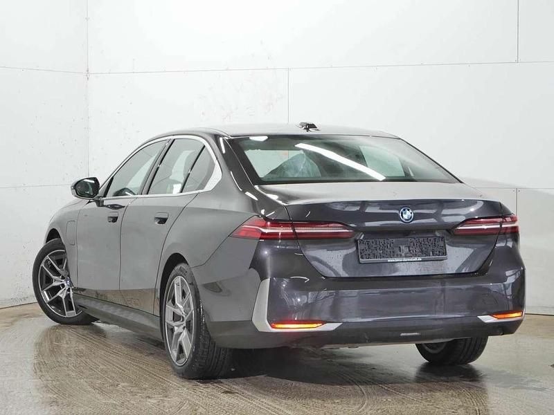 Gebraucht BMW 530e 299 PS (219 kW) 2024 Sophistograu brillanteffekt Limousine