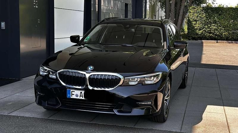 Schwarz Gebraucht 2019 BMW 330 Sport Line Kombi | 31.990 € (Fairer Preis) - Bild 1/4
