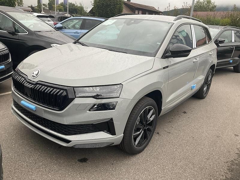 Stahl grau Neu 2025 Skoda Karoq SportLine SUV | 38.495 € (Guter Preis) - Bild 1/3