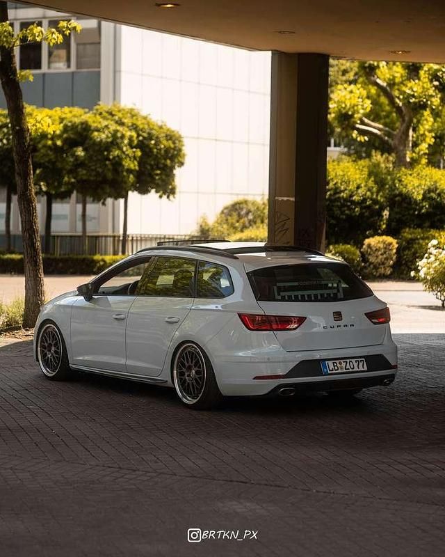 Grau Gebraucht 2020 Cupra Leon Kombi | 25.300 € (Fairer Preis) - Bild 1/4