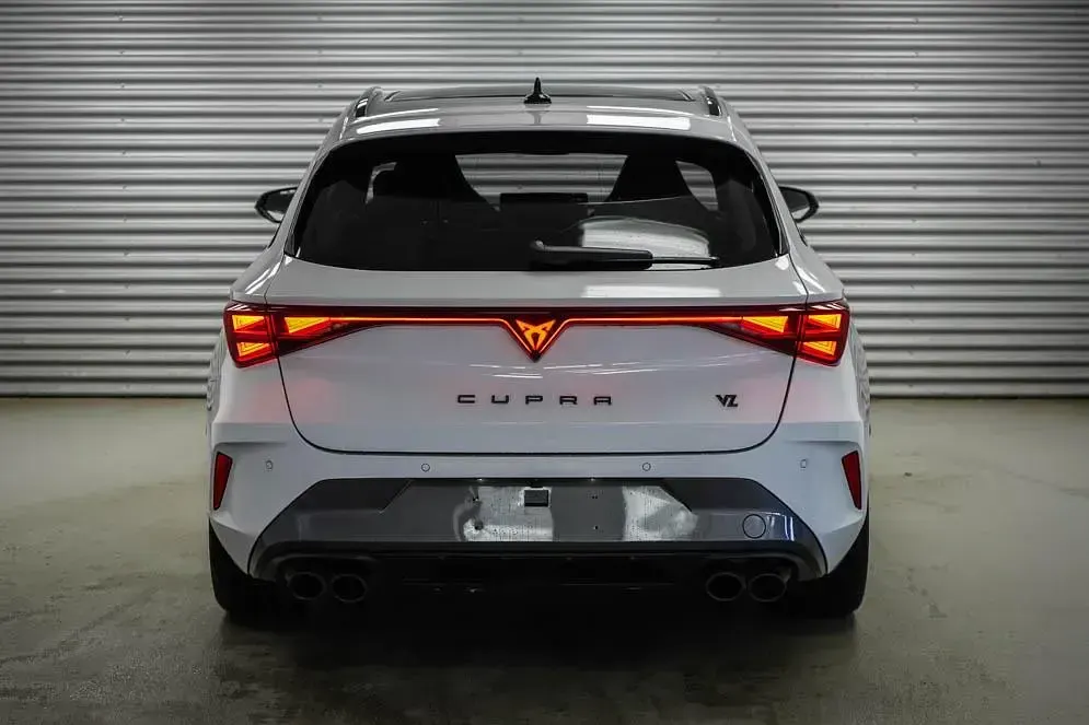 Gebraucht Cupra Leon VZ 333 PS (244 kW) 2025 Glacial white metallic (2y) Kombi