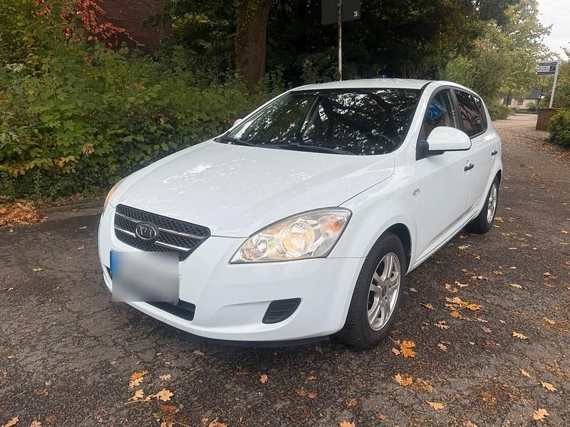 Weiß Gebraucht 2008 Kia Ceed Kleinwagen | 2.990 € (Fairer Preis) - Bild 1/4