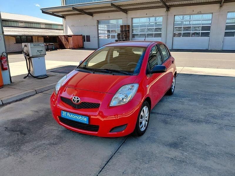 Rot Gebraucht 2009 Toyota Yaris Cool Limousine | 2.700 € (Teuer) - Bild 1/4