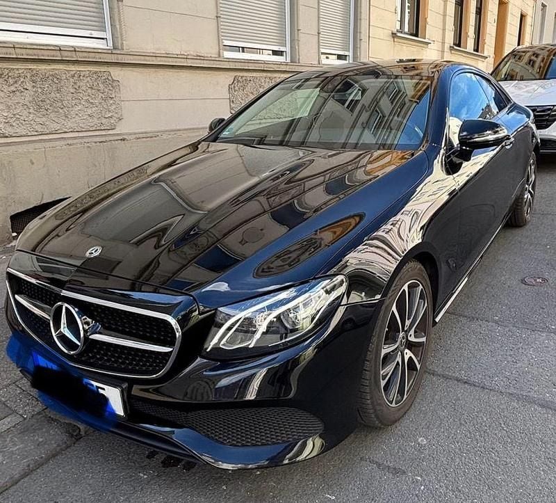 Schwarz Gebraucht 2019 Mercedes E220 Coupé | 27.500 € (Superpreis) - Bild 1/4