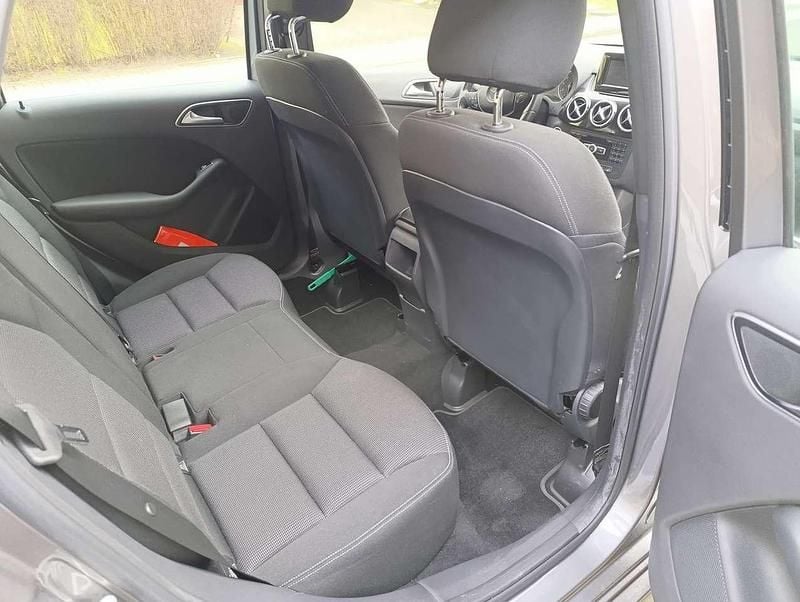 Gebraucht Mercedes B180 122 PS (89 kW) 2013 Silber Van / Kleinbus