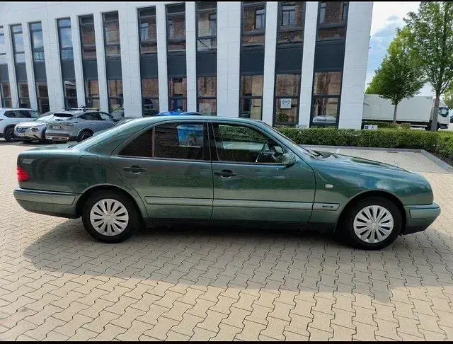 Second-hand Mercedes E230 150 CP (110 kW) 1996 Verde Berlinǎ
