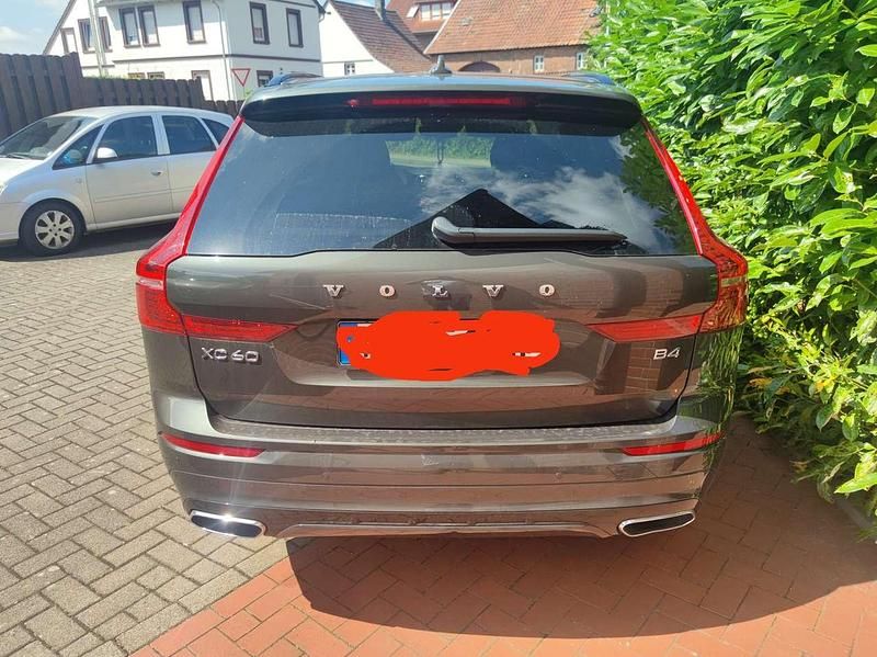 Grau Gebraucht 2021 Volvo XC60 R-Design SUV | 32.500 € (Fairer Preis) - Bild 1/4