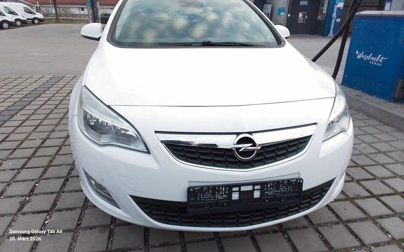 Gebraucht Opel Astra Edition 140 PS (102 kW) 2010 Weiß Limousine
