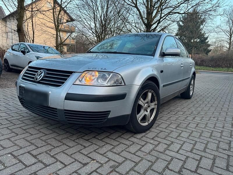 Grau Gebraucht 2003 VW Passat Limousine | 500 € (Superpreis) - Bild 1/4