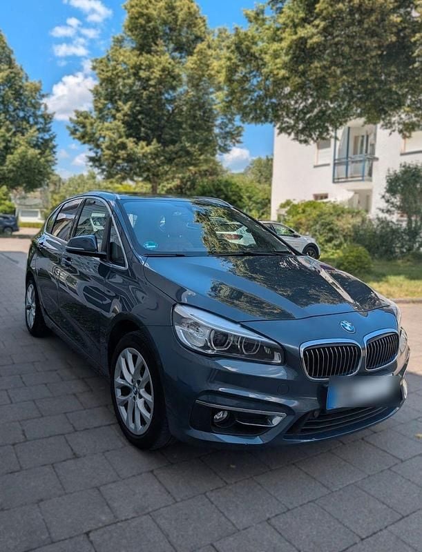 Grau Gebraucht 2016 BMW 218 Luxury Line Van / Kleinbus | 12.550 € (Guter Preis) - Bild 1/4