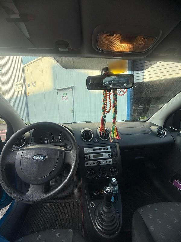 Gebraucht Ford Fiesta 59 PS (43 kW) 2005 Blau Kleinwagen