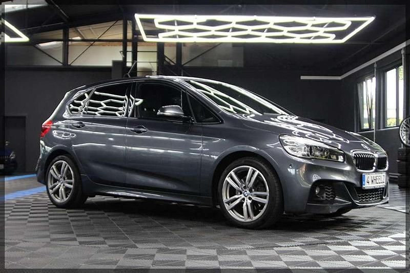 Grau Gebraucht 2017 BMW 220 M Sport Van / Kleinbus | 16.899 € (Guter Preis) - Bild 1/4