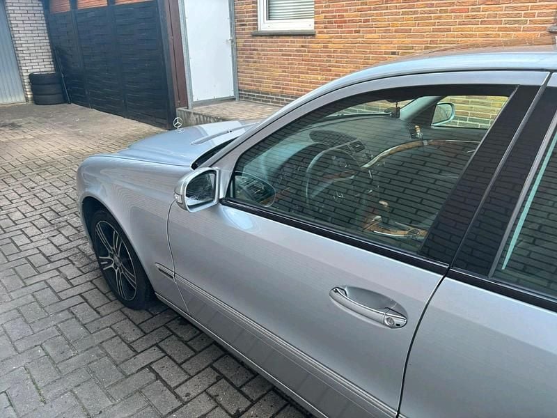 Second-hand Mercedes E220 150 CP (110 kW) 2002 Argintiu Berlinǎ