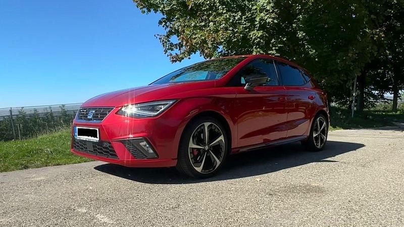 Rot Gebraucht 2022 Seat Ibiza Black Edition Kleinwagen | 19.990 € (Fairer Preis) - Bild 1/4
