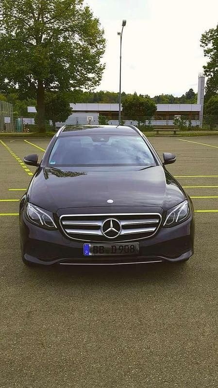 Schwarz Gebraucht 2016 Mercedes E200 Kombi | 19.900 € (Fairer Preis) - Bild 1/4