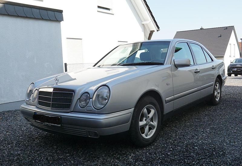 Usata Mercedes E240 Elegance 170 CV (125 kW) 1998 Argento Berlina