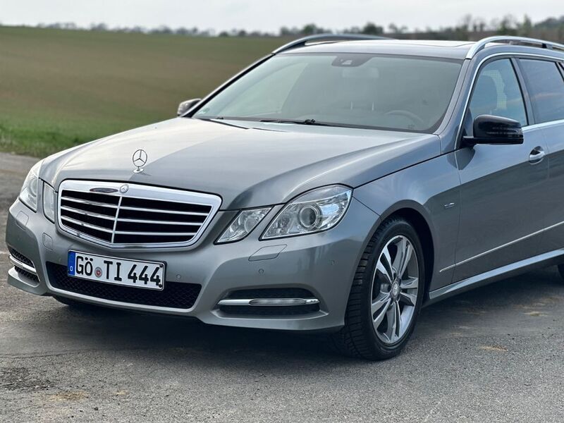 Grau Gebraucht 2011 Mercedes E200 Avantgarde Kombi | 8.990 € (Fairer Preis) - Bild 1/4