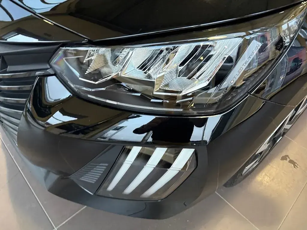 Gebraucht Peugeot 208 Active 101 PS (74 kW) 2024 Schwarz Kleinwagen