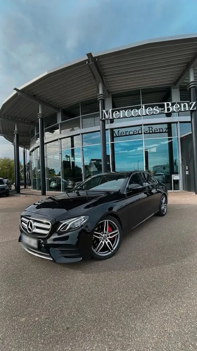 Gebraucht Mercedes E220 AMG line 194 PS (142 kW) 2019 Schwarz Limousine