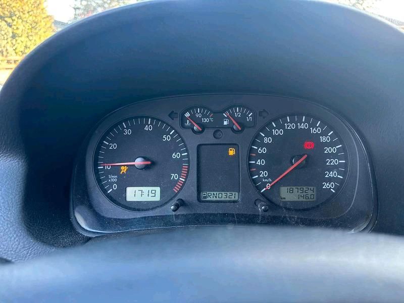 Schwarz Gebraucht 2003 VW Golf IV Kleinwagen | 1.200 € (Superpreis) - Bild 1/4