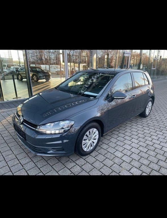 Grau Gebraucht 2018 VW Golf VII Trendline Limousine | 11.000 € (Superpreis) - Bild 1/4