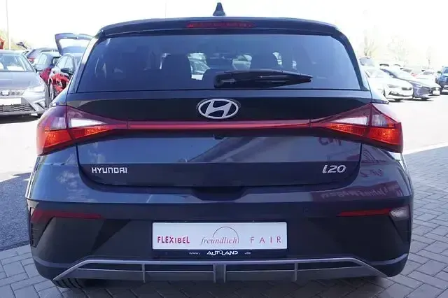 Neu Hyundai i20 79 PS (58 kW) 2025 Rot Kleinwagen
