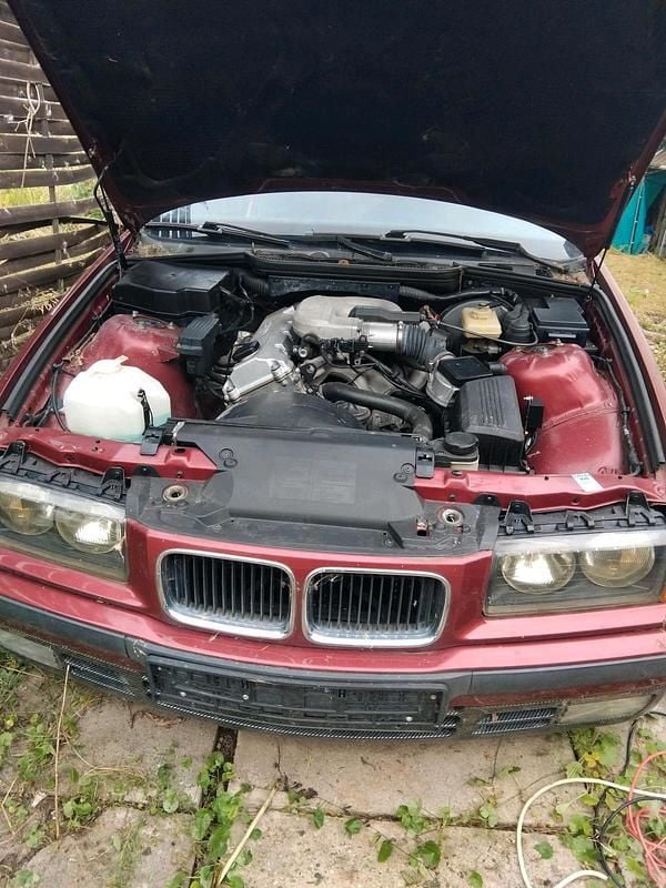 Rot Gebraucht 1995 BMW 316 Limousine | 1.500 € - Bild 1/4