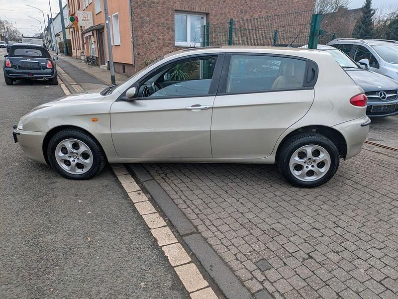 Gebraucht Alfa Romeo 147 Distinctive 105 PS (77 kW) 2004 Gold Kleinwagen