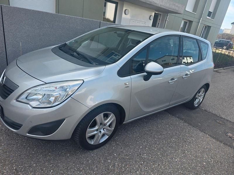 Używany Opel Meriva Active 120 KM (88 kW) 2013 Srebrny Minivan