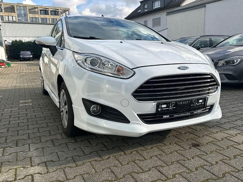 Weiß Gebraucht 2015 Ford Fiesta Titanium Kleinwagen | 6.990 € (Etwas zu teuer) - Bild 1/4