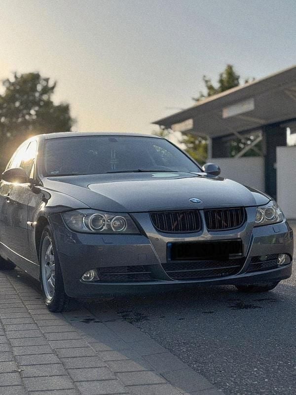 Grau Gebraucht 2007 BMW 325 Limousine | 5.299 € - Bild 1/4