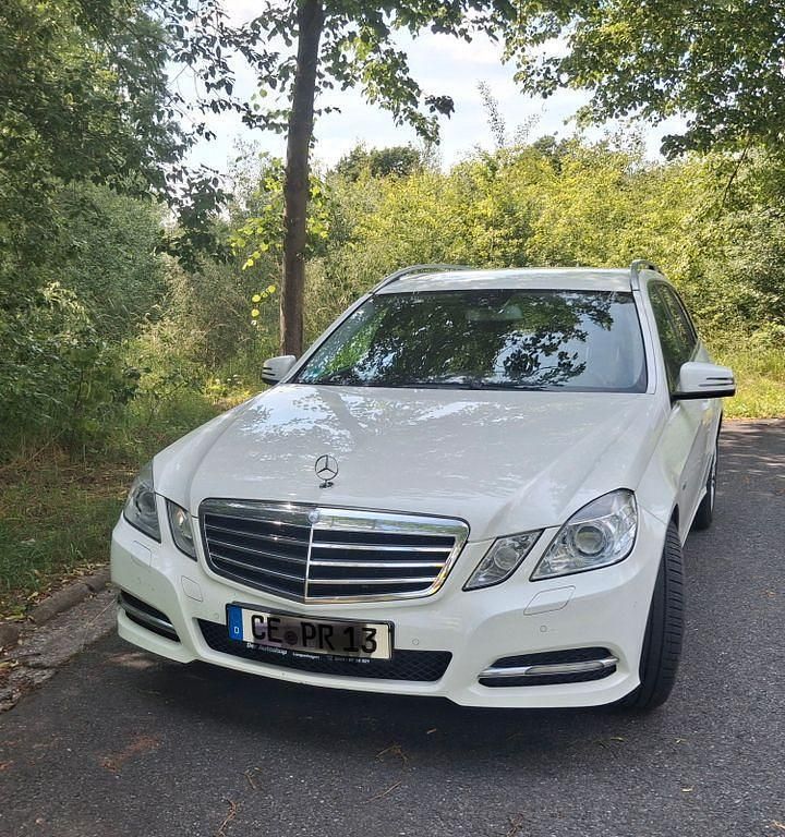 Weiß Gebraucht 2011 Mercedes E220 Avantgarde Limousine | 6.650 € (Guter Preis) - Bild 1/4