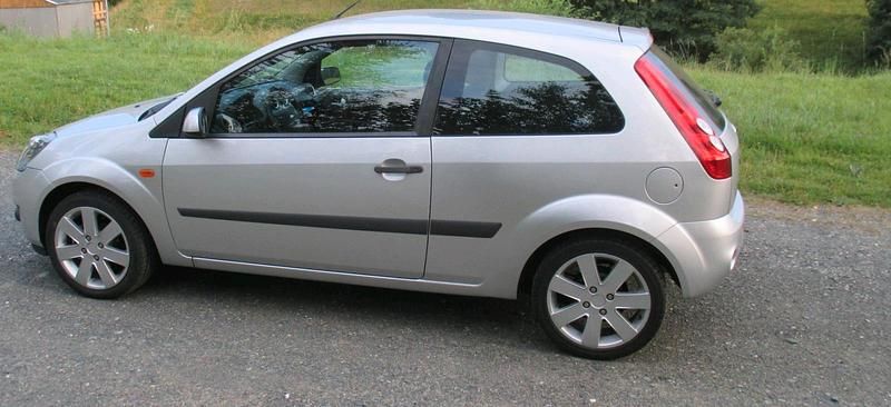 Gebraucht Ford Fiesta 80 PS (58 kW) 2007 Silber Kleinwagen