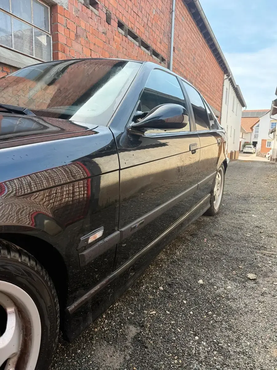 Gebraucht BMW 323 170 PS (125 kW) 1995 Schwarz Limousine