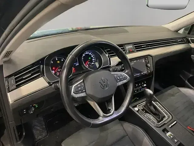 Gebraucht VW Passat Elegance 150 PS (110 kW) 2023 Mangangrau metallic (metallic) Kombi