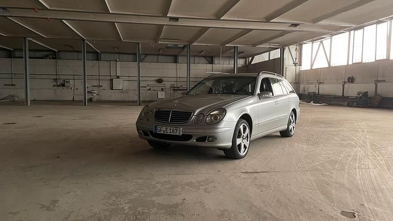 Silber Gebraucht 2003 Mercedes 220 Kombi | 1.800 € - Bild 1/4