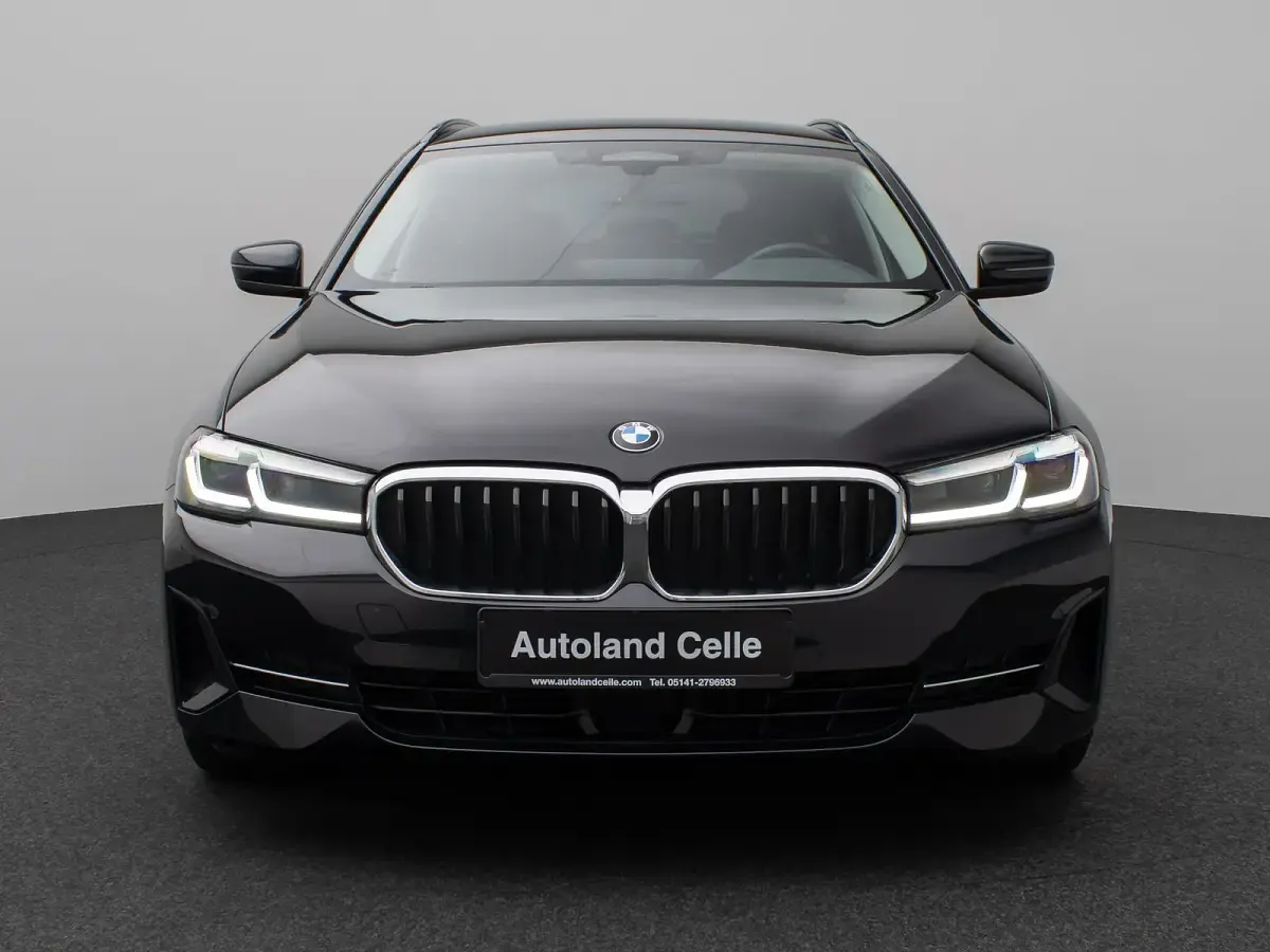 Gebraucht BMW 520 Sport Line 190 PS (139 kW) 2023 Saphirschwarz475schwarz Limousine