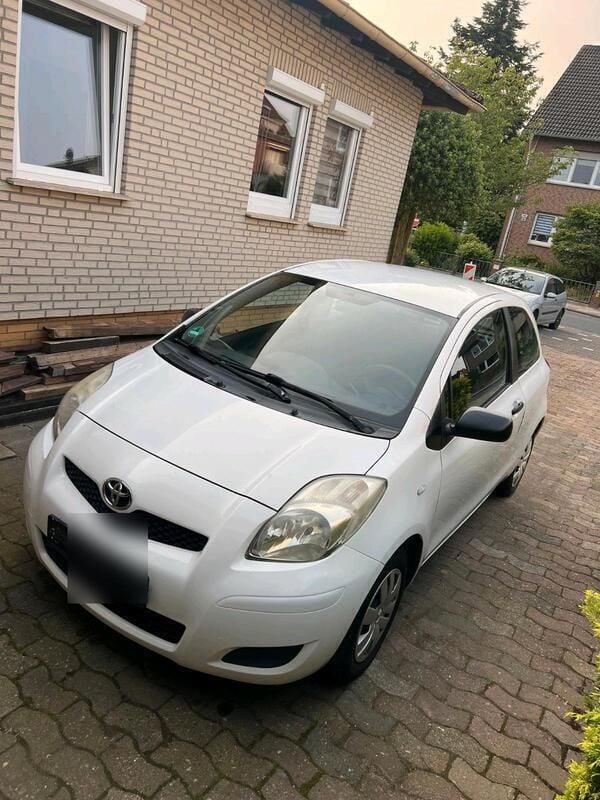 Weiß Gebraucht 2009 Toyota Yaris Kleinwagen | 1.799 € (Guter Preis) - Bild 1/4