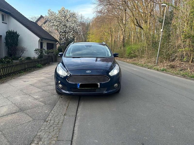 Blau Gebraucht 2018 Ford S-MAX S Van / Kleinbus | 12.000 € (Guter Preis) - Bild 1/4