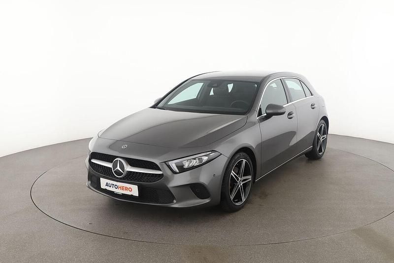 Grau Gebraucht 2022 Mercedes A200 Limousine | 29.270 € (Etwas zu teuer) - Bild 1/3
