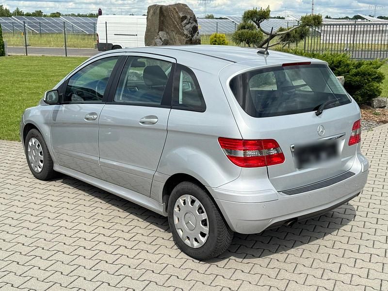 Gebraucht Mercedes B160 95 PS (69 kW) 2010 Silber Van / Kleinbus