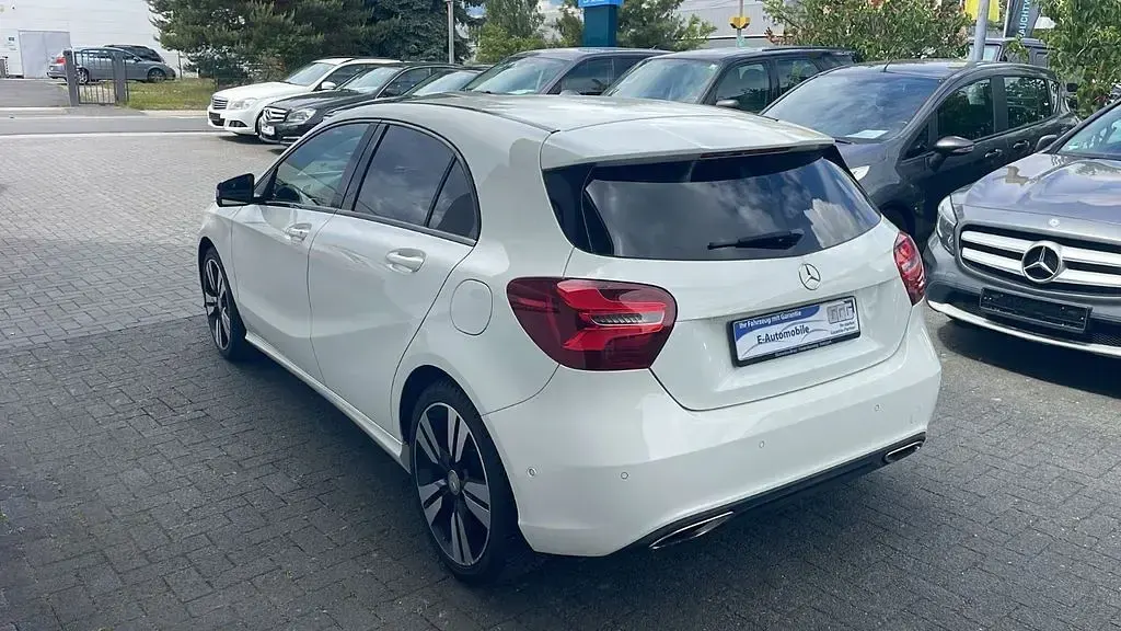 Używany Mercedes A180 122 KM (89 kW) 2017 Biały Sedan/Limuzyna